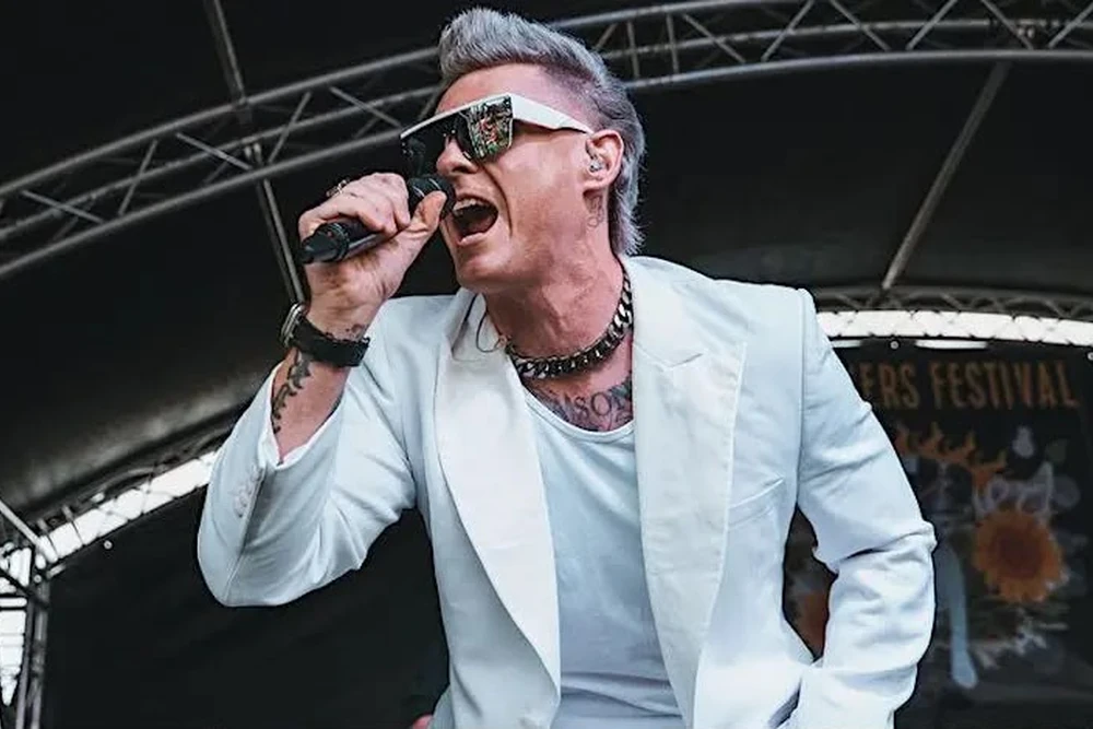 Dan Budd performing as Robbie Williams
