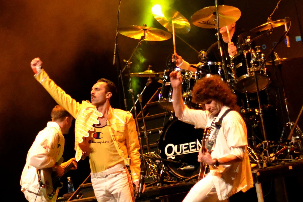 Flash performing a Queen tribute on stage